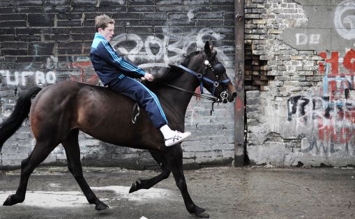 15-åring på hest utenfor stallen i Dublin