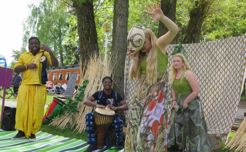 Solo Diarra, Amadou Diarra, Susanne Klerud og Frøydis Arntzen Dale fra forestillingen Jobe Foto: Ida Christine Standerholen