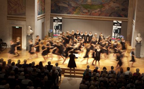 «Ro uro» for løpende jentekor fremført av Det Norske Jentekor under ledelse av Anne Karin Sundal Ask Foto: Kristin Bolgård / Oslo Kammermusikkfestival