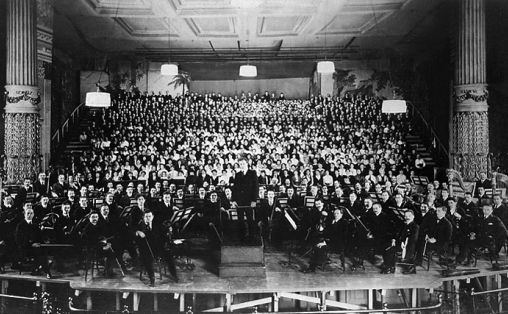 Første oppføring i Amerika (1916), Leopold Stokowski, Philadelphia Orchestra, og koret 1068 musikere)