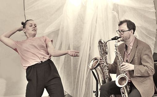 Silje Solheim Johnsen og Ola Asdahl Rokkones, fra videoen til prøveforestilling på Ubeskrivelig!