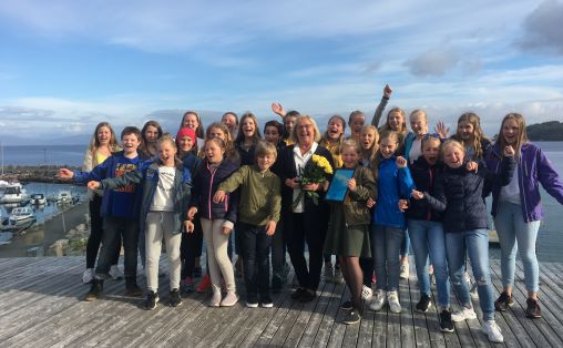 Prisvinner Gunvor Bleiklie sammen med sitt eget kor, Kirkevoll skolekor Foto: Ung i Kor