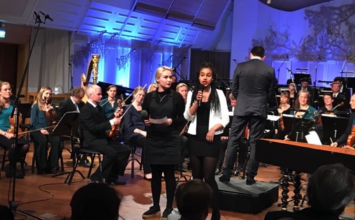 To av presentatørene; Karin og Jenny fra KORKSs konsert med elever fra Edvard Munch videregående skole Foto: NRK