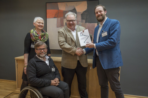 Fra venstre: prosjektleder Berit Vordal, rådgiver i Funksjonshemmedes Fellesorganisasjon Cato Lie, statssekretær Bård Folke Fredriksen og daglig leder i Norske Konsertarrangører Torbjørn Heitmann Valum