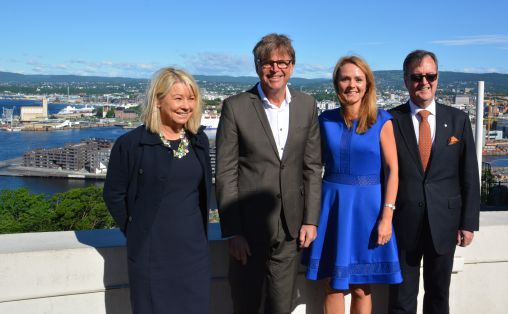 Næringsminister Monica Mæland, direktør ved Sørlandet kunstmuseum Reidar Fuglestad, kulturminister Linda Hofstad Helleland og visepresident i NHO, konserndirektør Morten Thorvaldsen. Foto: Kulturdepartementet