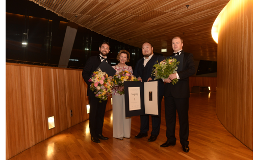 H.M Dronning Sonja med prisvinnerne. Foto: Marius Nyheim Kristoffersen