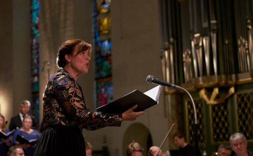 Isa K Gericke fremfører Gunvor Hofmos dikt Fra en annen virkelighet Foto: Andreas Turau © 2017 Ultima