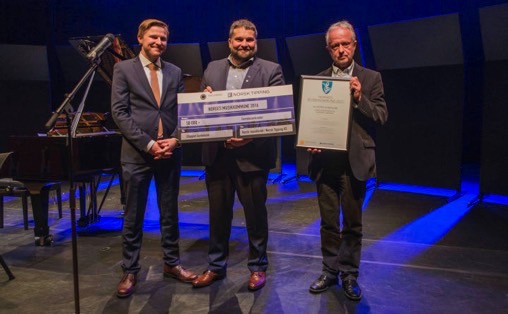 Fra venstre: Bjarne Dæhli i Norsk musikkråd, ordfører Leidulf Gloppestad og kultursjef Jan Kjetil Øygard i Gloppen kommune. Foto: Geir Skagen