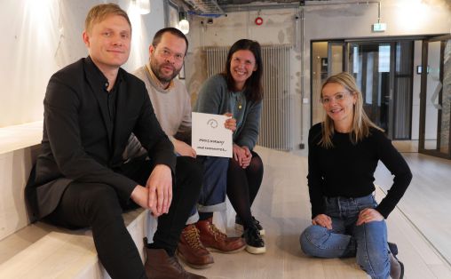 KUPP mottar 500.000 kr. fra Sparebankstiftelsen DNB her ved Linn Catrine Lunder, Music Norway direktør Kathrine Synnes Finnskog, prosjektleder i Music Norway Einar Idsøe Eidsvåg og Jørgen Karlstrøm, styreleder Norsk Komponistforening. Foto: Marit Fagnastøl