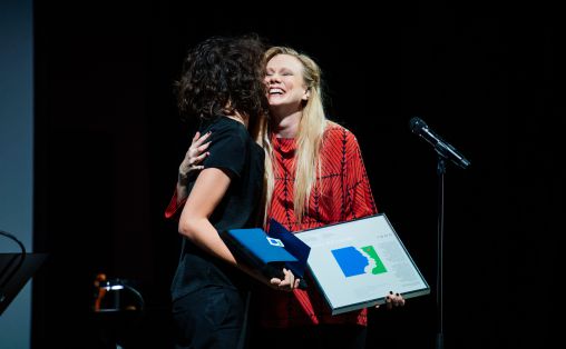 Susanna mottar EDVARD prisen Foto: Jonathan Vivaas Kise