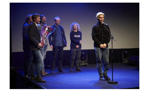 Frode Rolandsgard, Asgaut Bakken, Niels Røine, Rasmus Kjorstad, Tuva Syversen og Hans Hulbæk takker Anders Røine for hva han har betydd for dem. Foto: Thor Hauknes