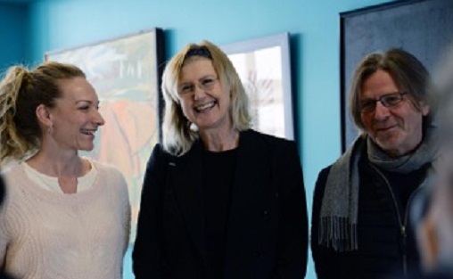 Anne Grete Preus (i midten)med vokallærer og universitetslektor Hilde Norbakken og instituttleder, professor Erik Gunvaldsen fra Institutt for rytmisk musikk