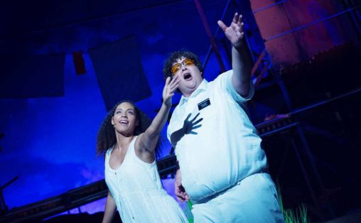 Fra The Book of Mormon: Nabulungi og Cunningham i sangnummer