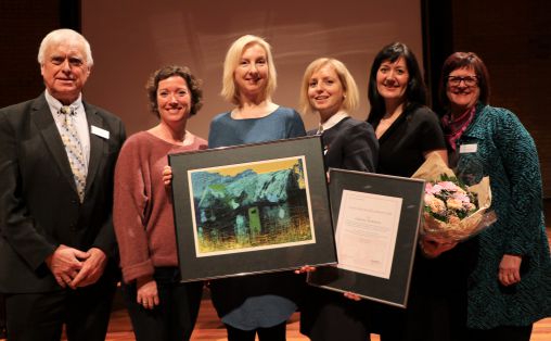 Fra venstre: Nils R. Sandal (styreleder, Norsk kulturskoleråd), Marianne Vanem (prosjektleder, AKSET kultur og skolesamfunn), Ida Stuberg (ordfører, Inderøy kommune), Sigrid Bjerkan (rektor, Inderøy kulturskole), Anna Rennemo (inspektør, Inderøy kulturskole), Merete Wilhelmsen (assisterende direktør, Norsk kulturskoleråd) Foto: Norsk kulturskoleråd