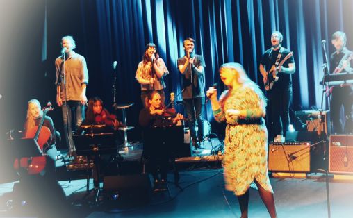 Morgendagen – Spire. Bak fra venstre: Lars Møll Kleiven, Sheila Simmenes og Bendik Finborud. I front: Mette Leira