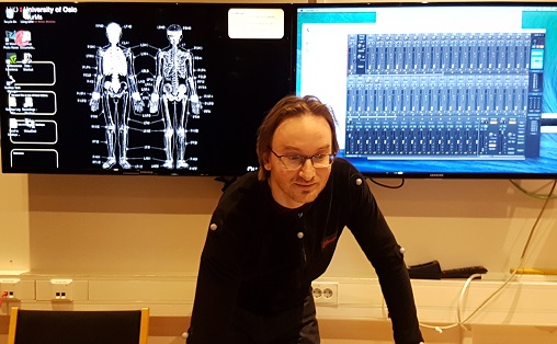 Senterleder Alexander Refsum Jensenius styrer maskinene i labben på Institutt for musikkvitenskap ved UiO Foto: Aslaug Olette Klausen