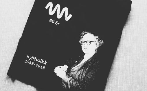 Grunnlegger Pauline Hall pryder NyMusikks jubileumsveske