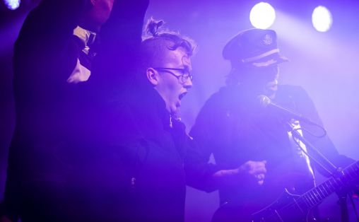 Ørjan Brevik ble løftet opp på scenen fra rullestolen og fikk rocke med Valentourettes under Steinkjerfestivalen i juni. Festivalen jobber aktivt med å tilgjengeliggjøre sitt arrangement. Foto: Ingelin Berg