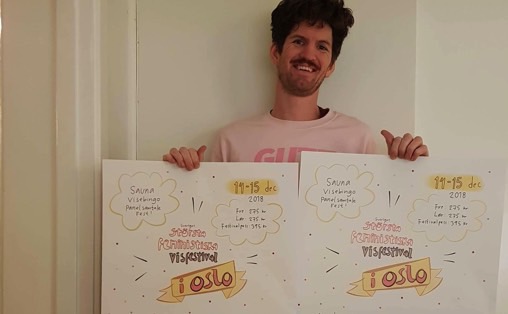 Audun Reithaug med festivalplakatene Foto: Privat