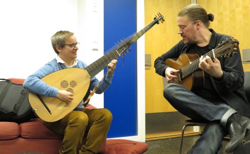 Petter Richter (til v) og Otto Tolonoen lover variert gitarsamarbeid i NMHs nye gitargruppe