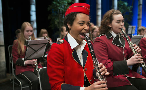 Skuespiller Ameli Isungset Agbota og Strusshamn skoles musikklag i Korps