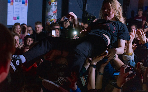 Hvordan stagedive riktig. Instruktør: Girl in red
