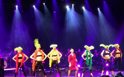 Konferansier Lena Kristin Ellingsen og dansere i et av åpningsnummerne til Musikkteaterprisen