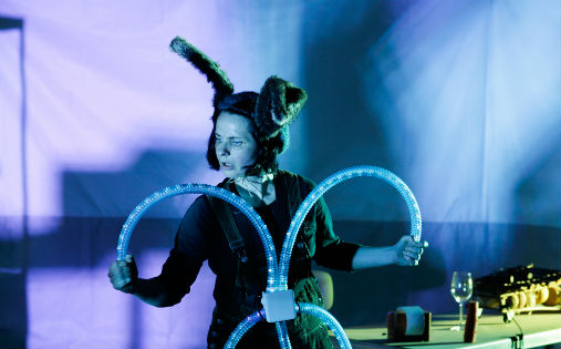 Forsøkskaninen Pip under professor Purres kontroll i forestillingen ET!