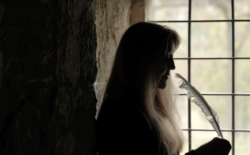 Stillbilde fra Lovise A.K.s &laquo;The Darkest Night&raquo;