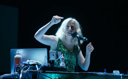 Jennifer Walshe i Time Time Time under Ultimafestivalen