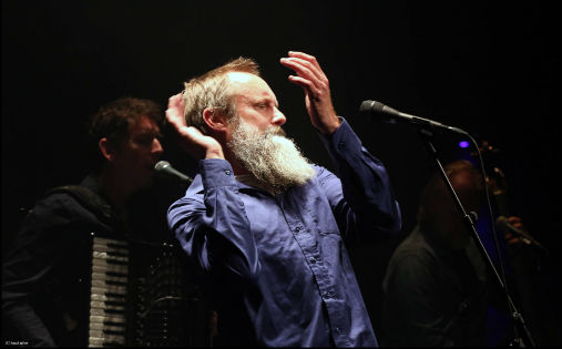 Bare Egil Spellemannslag: Bare Egil i ny drakt høres rett og slett veldig bra ut, skriver Ballades anmelder etter konsertene på Riksscenen i helgen. Spellemannslaget består foruten Egil Hegerberg av Odd Nordstoga, Roald Kaldestad, Tuva Syvertsen, Erik Sollid og Gjermund Silset