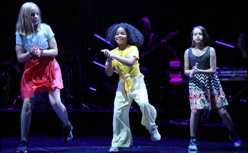 I Fargespills &laquo;Lufta er for alle&raquo; er barna deltakende og medskapende, skriver Ballades anmelder