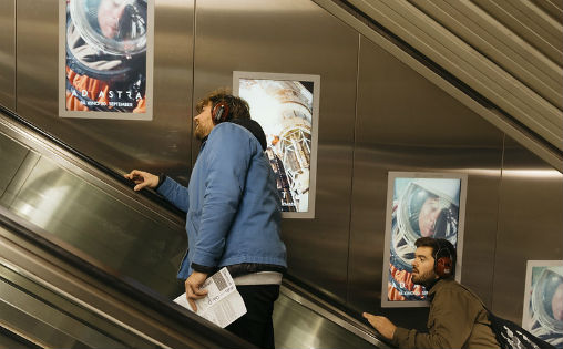 Electrical Walks under årets Ultima, her på lyttetur i rulletrapp