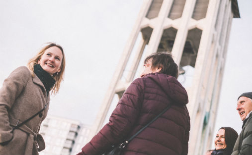 Kunstnarleg leiar for årets festival, Therese Ulvo (til venstre), foran klokketårnet i Bodø