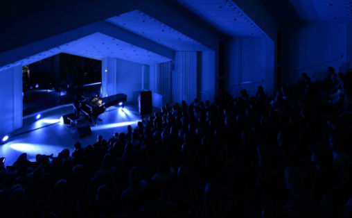 Lindstrøm spilte for en fullsatt Troldsal under Ekkofestivalen i Bergen