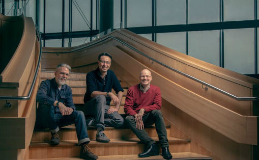 Fra venstre: Hjalmar Kvam (leder i SSOs programråd), dirigent Ken David Masur og komponist Gisle Kverndokk