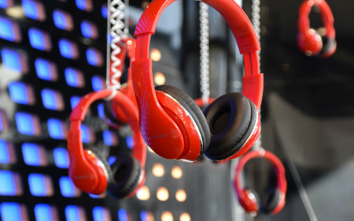 Illustrasjonsbilde: – Intuitivt forestiller man seg gjerne at færre fysiske produkter betyr lavere CO2 utslipp. Dessverre er det ikke slik, sier forsker Kyle Devine