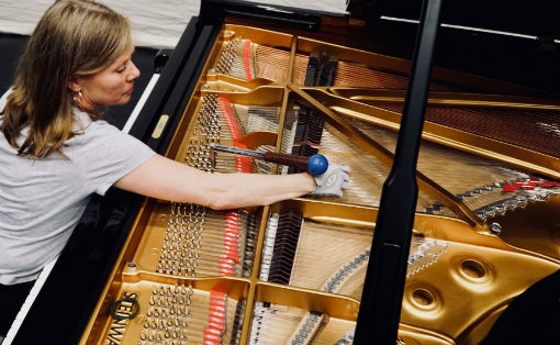 Pianostemmeren Tone Røimåle i arbeid