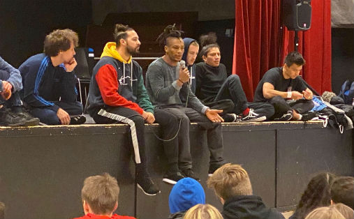 Breakdanseren Neguin (med mikrofon) har danset for verdensstjerner som Madonna, Justin Timberlake og Jennifer Lopez. Denne uka har han vært med på workshops med dansegruppa Kingwings og ungdommer i Tromsø, og fredag og lørdag får publikum oppleve hiphop og klassisk med Arktisk Filharmoni, Kingwings og Neguin som del av Nordlysfestivalen. Her snakker Kingwings og Neguin med elever på Kroken ungdomsskole i Tromsø