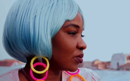 Noiserappar MC Yallah frå Uganda byr på skitten, industriell fetisjisme saman med den franske produsenten Debmaster