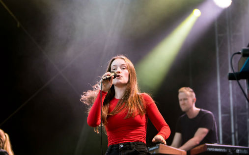 Sigrid live. Martin Vinje på tangenter i bakgrunnen