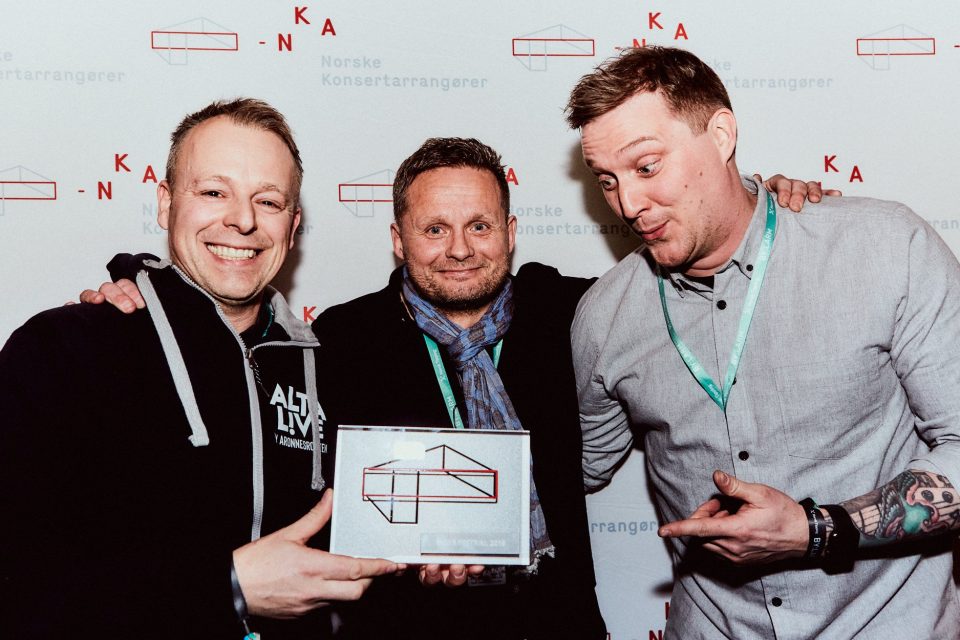 Alta Live ble kåret til Årets festival 2019. Fra venstre: Rune Suhr Berg, Jørn Sjøgren og festivalsjef Torgeir Ekeland