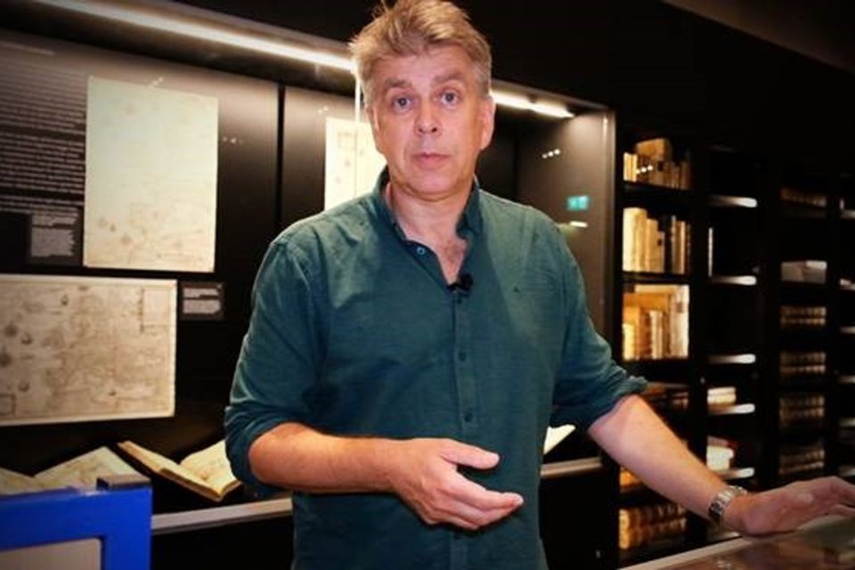 Erling Sandmo i kartsenteret på Nasjonalbiblioteket