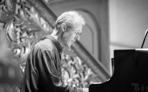 Håkon Gjesvik under en konsert med Magnolia Jazzband i Oslo Domkirke under Oslo Jazzfestival 2017. Bildet er lånt fra Jazzinorge.nos minneord om Gjesvik