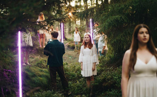 Stillbilde fra Neon Vokals musikkvideo til sangen &laquo;Soajit&raquo;