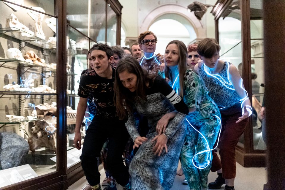 Eit knippe F*Choir medlem knytta saman av lys skapte stillheit i gangane på Naturhistorisk museum i Bergen