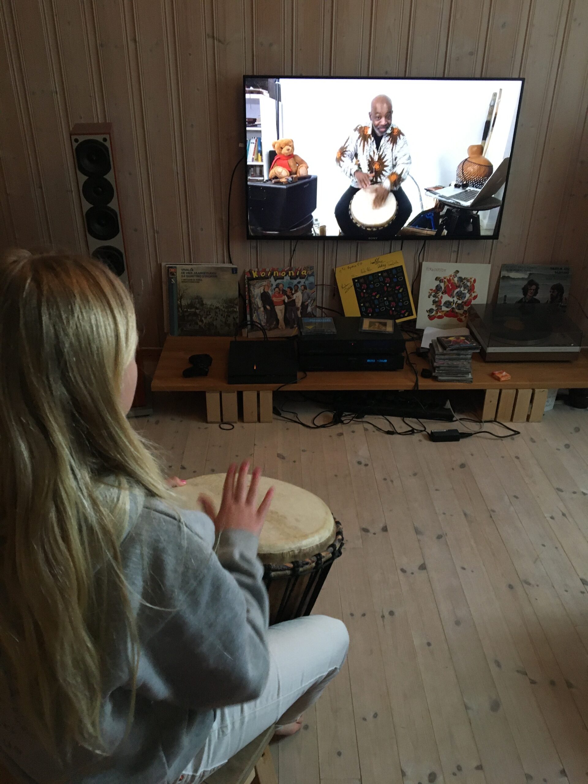 Kouame møter barna: Kvar dag klokka 14, ut mars, speler Kouame Sereba straumekonsert for barna.