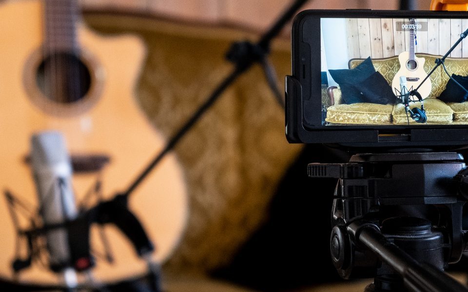 Illustrasjonsfoto: Nå strømmer mange musikere konserter fra stua si. Her kan du lese om hvordan du forholder deg til TONO under disse spesielle omstendighetene