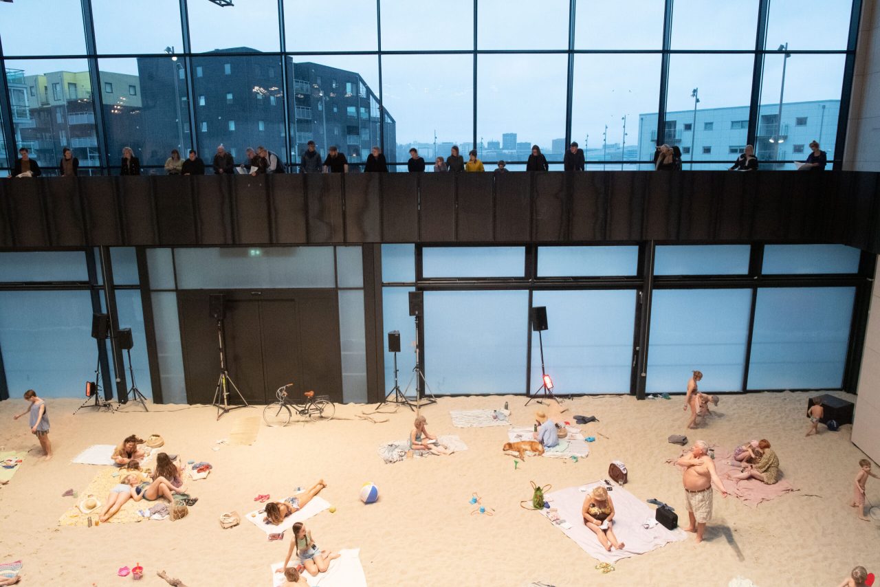 Sun & Sea, den prisbelønna litauiske opera performancen, vart framført på Kunsthøgskulen i Bergen under Borealisfestivalen. 33 tonn sand gjorde ei falsk strand, der klimakrisa fredeleg utspelte seg til lyden av operasong.