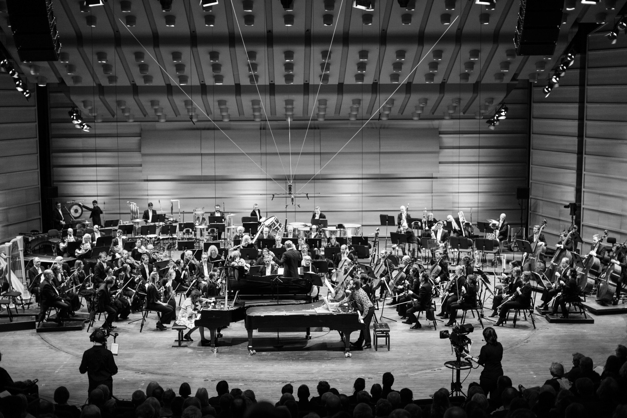 Pianistene Ellen Ugelvik og Andreas Ulvo går løs på hvert sitt åpne klaver med bare never og fysisk intensitet.
